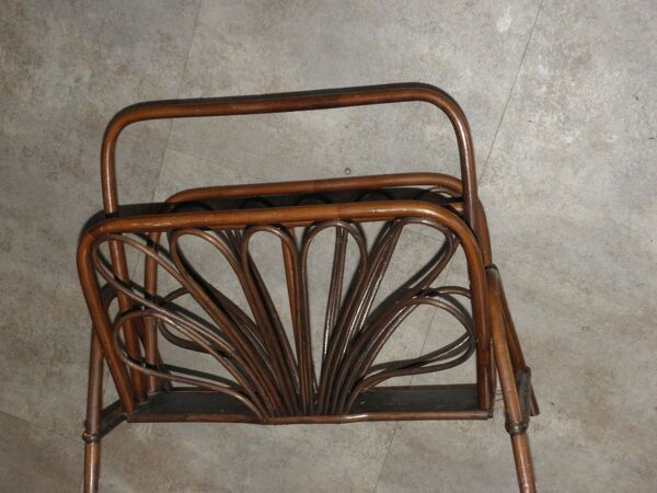 Porte revue ne rotin