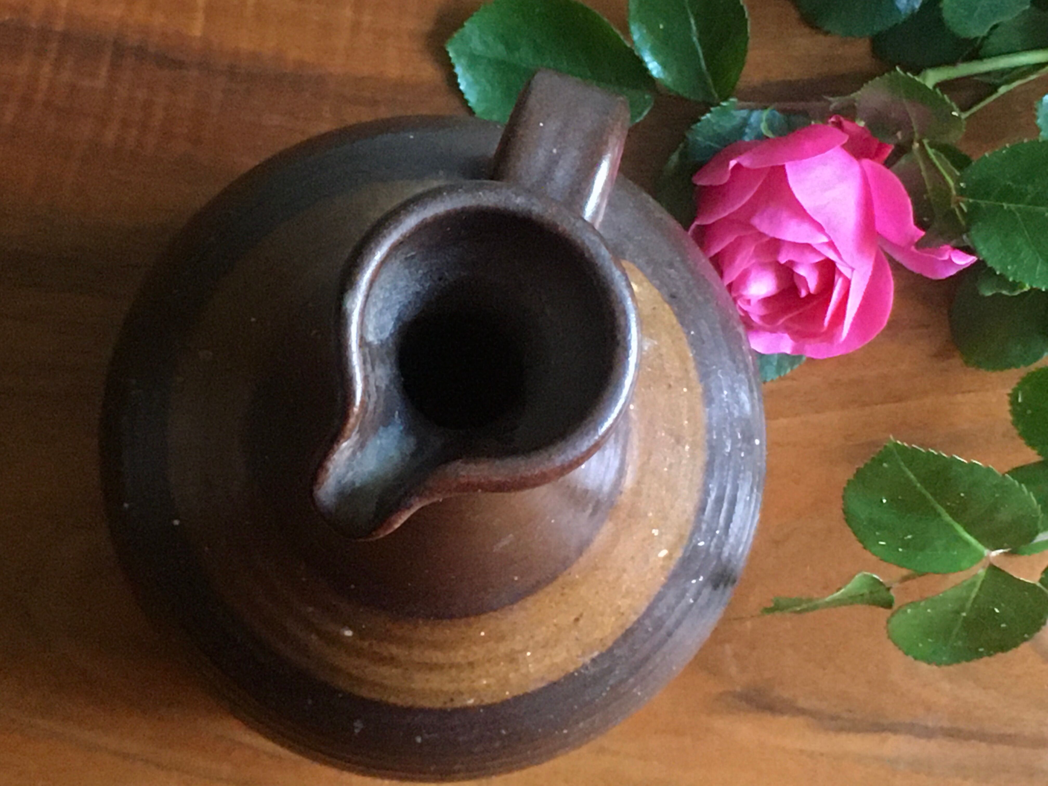 Marsh sandstone vase with handle