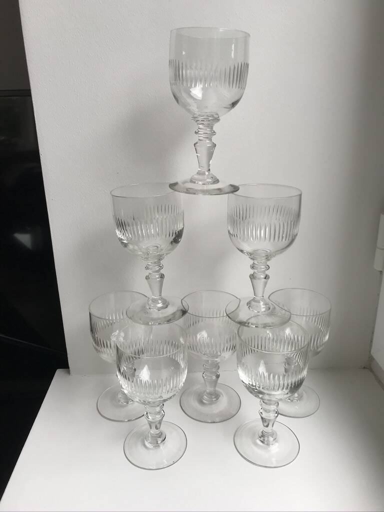 Ensemble de 8 verres à pied en verre moulé années 30 début XXème