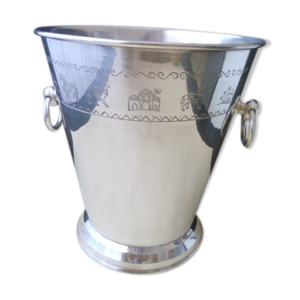 Champagne bucket in silver metal Decoration of a chiseled frieze
