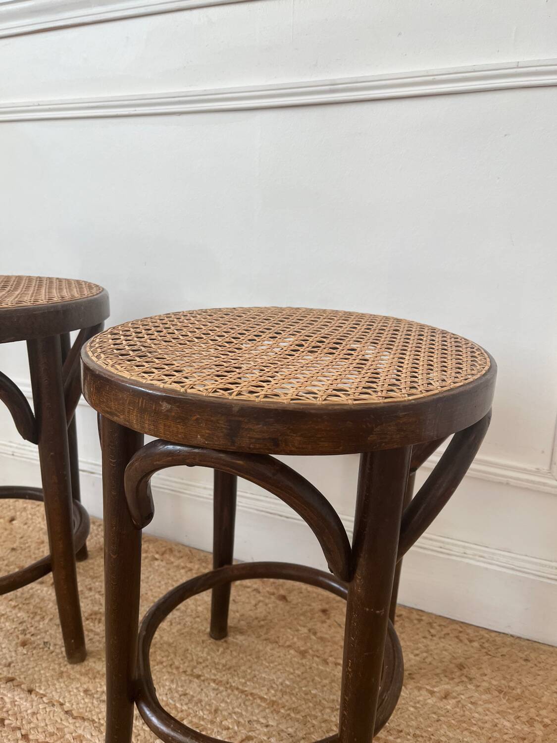 Paire de tabourets viennois bois courbe et cannage années 50