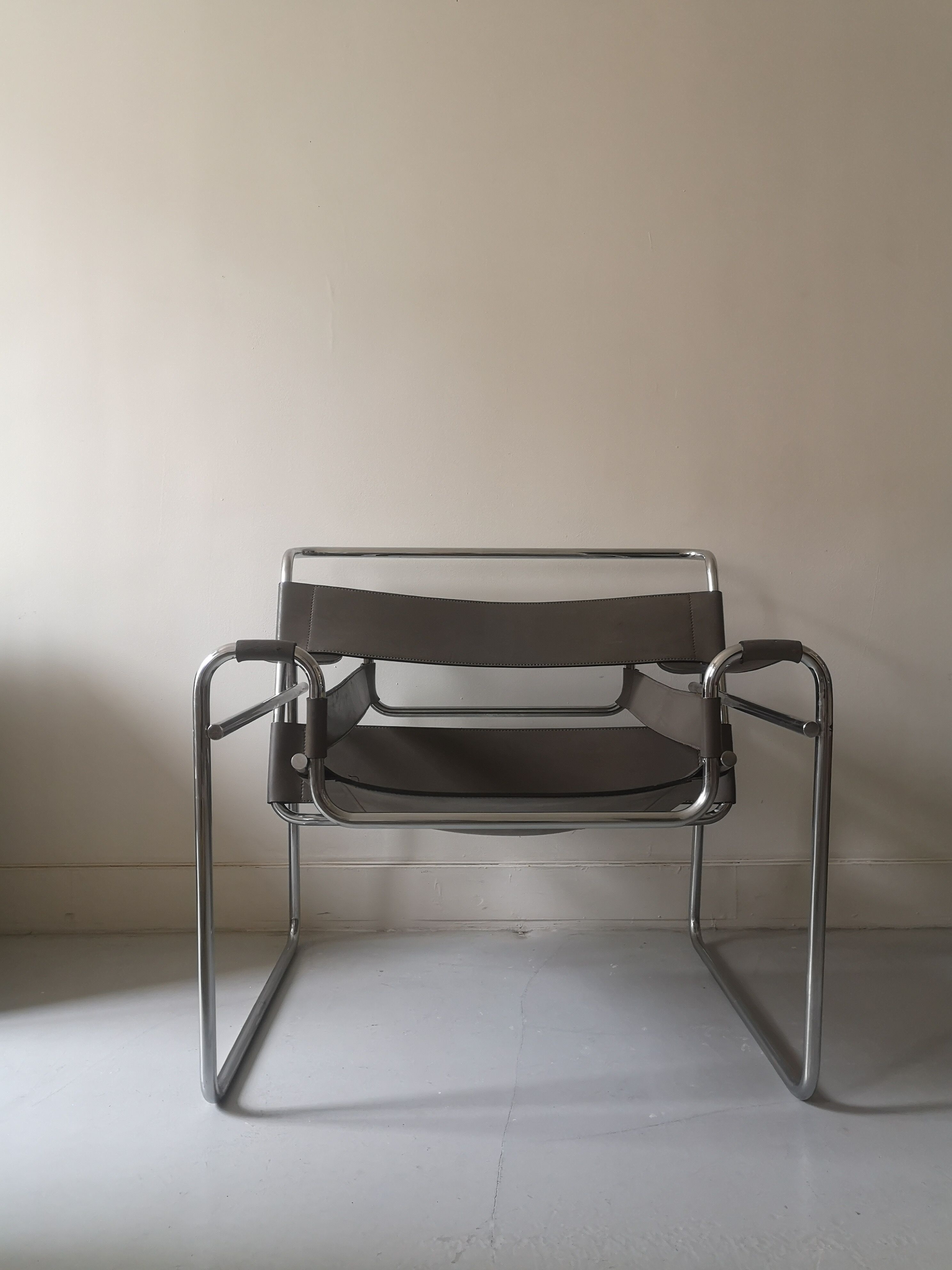 Fauteuil métal et cuir gris wassily par Marcel Breuer