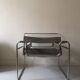 Fauteuil métal et cuir gris wassily par Marcel Breuer
