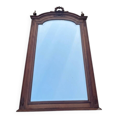 Miroir trumeau en bois naturel sculpté à fronton, style Louis XVI, fin XIXe