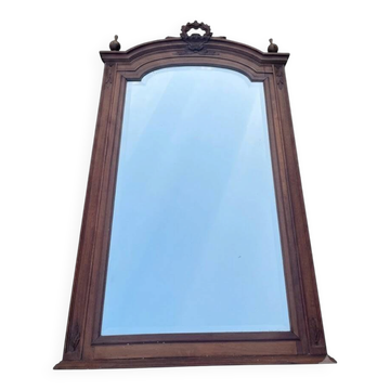 Miroir trumeau en bois naturel sculpté à fronton, style Louis XVI, fin XIXe