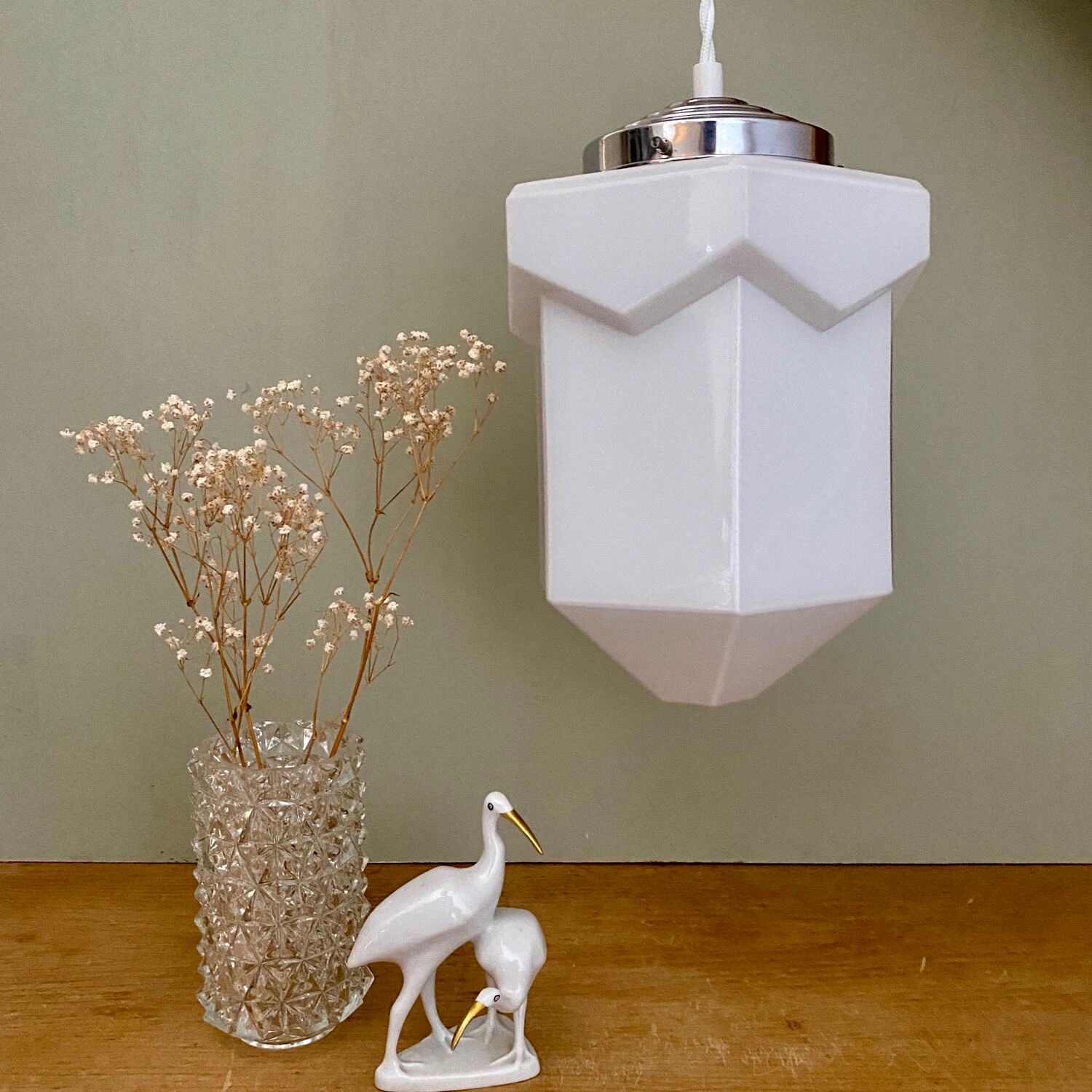 Suspension globe vintage art déco en opaline blanche
