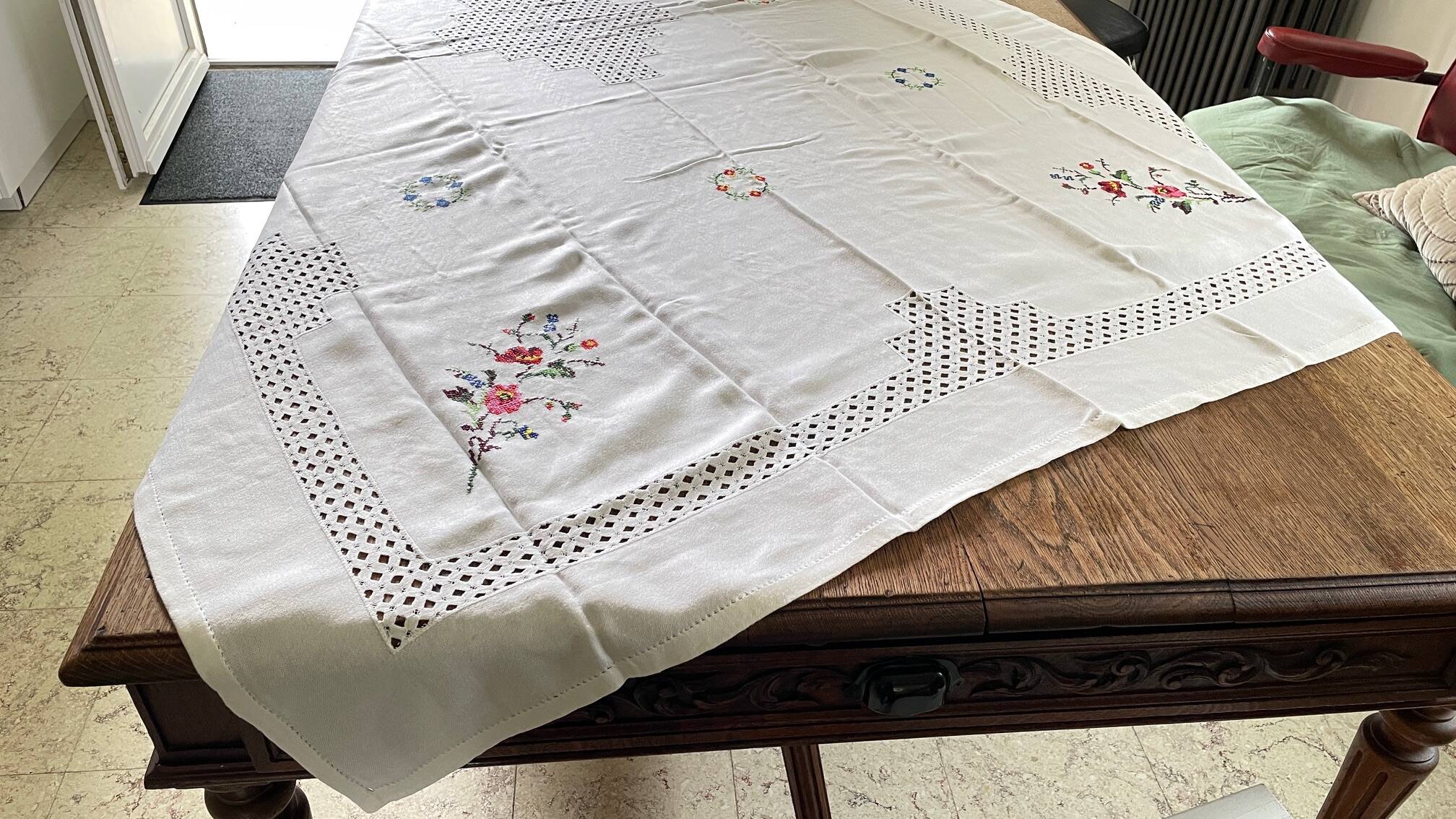 Embroidered tablecloth + 12 vintage napkins