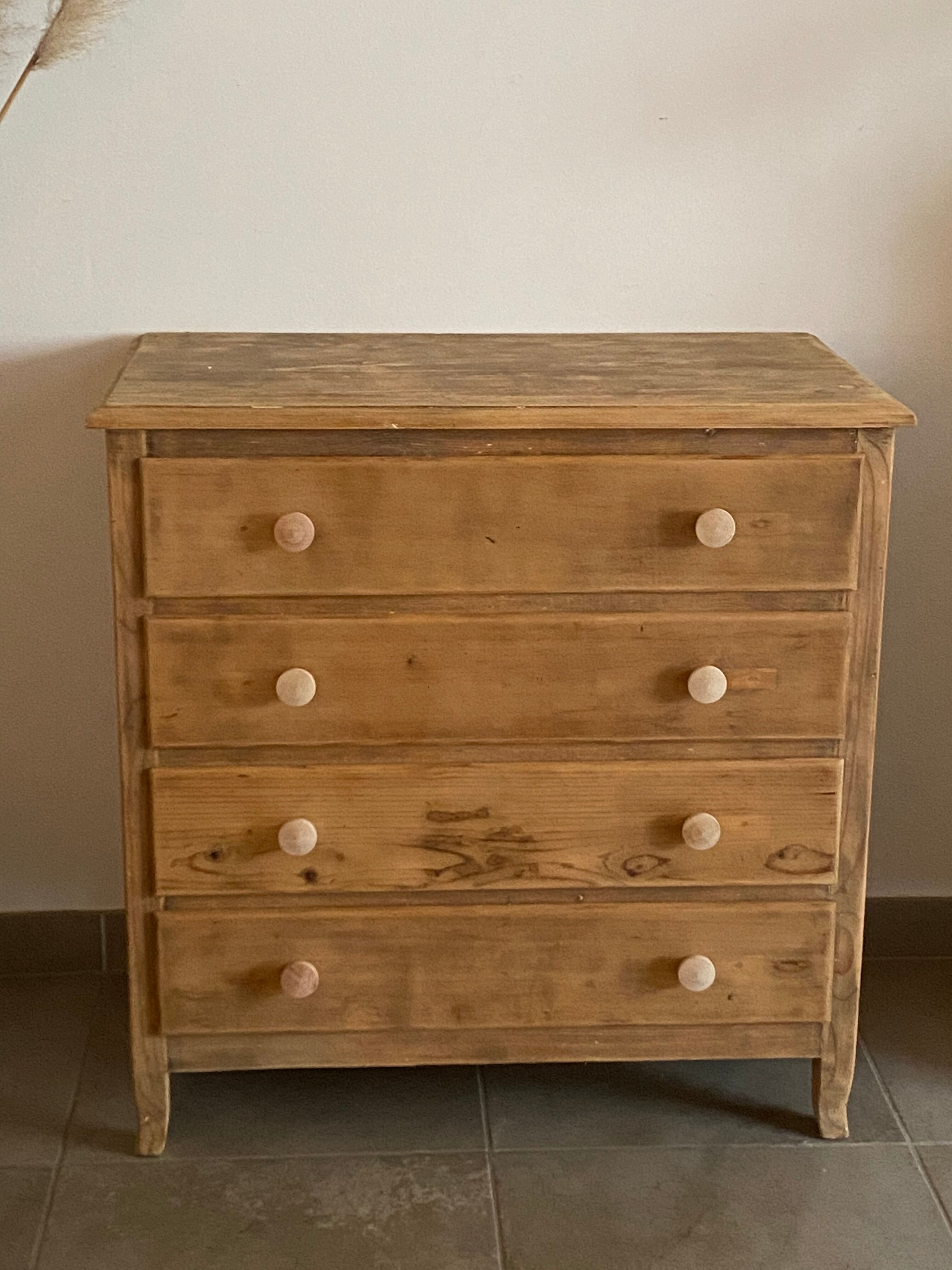 Chest of drawers fir tree