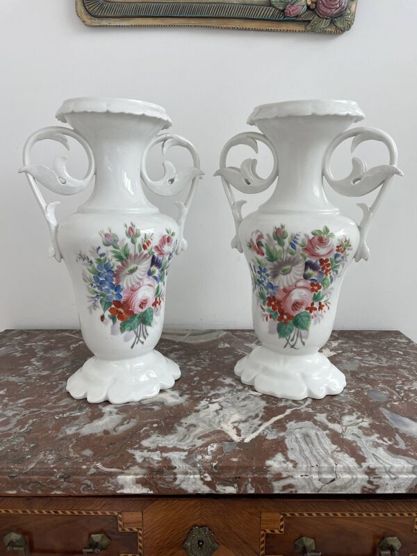 Paire de grands vases d’église XIXe en porcelaine de Paris blanche peinte