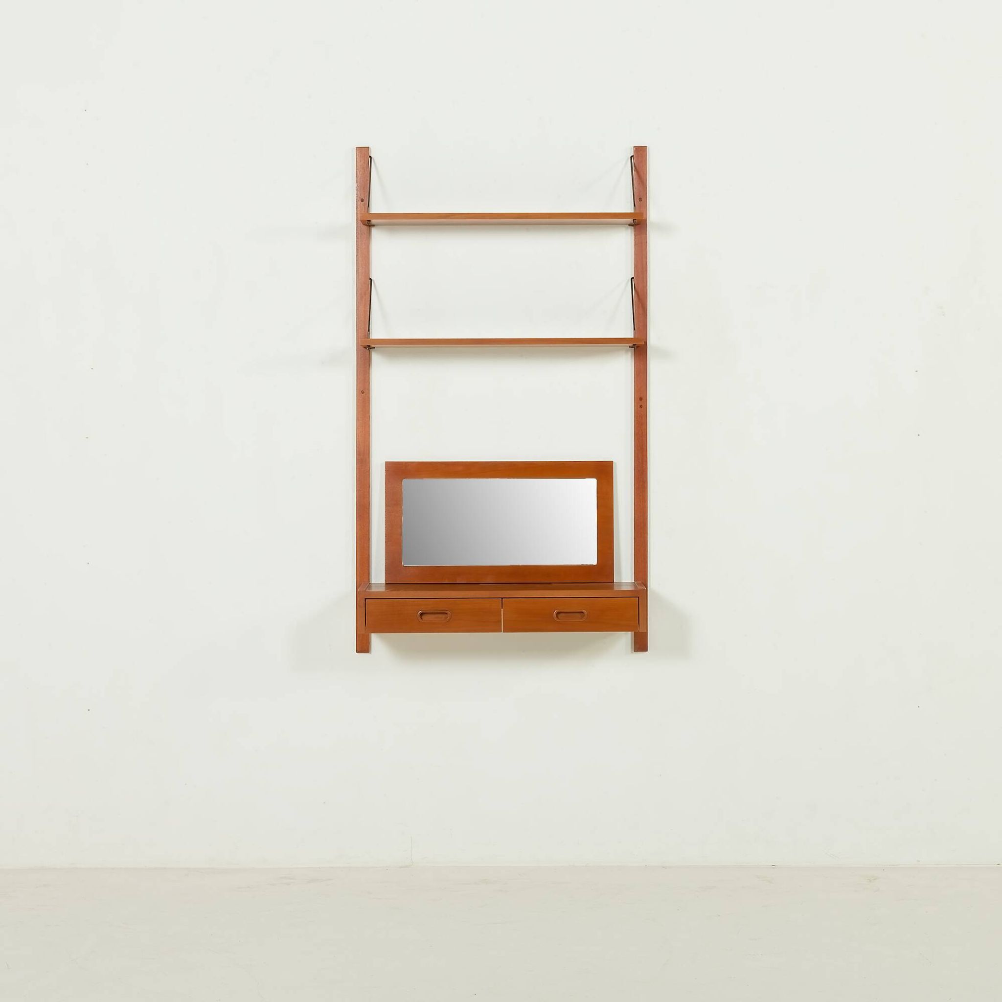 Un ensemble mural scandinave des années 70 avec un console et un miroir, Danemark.