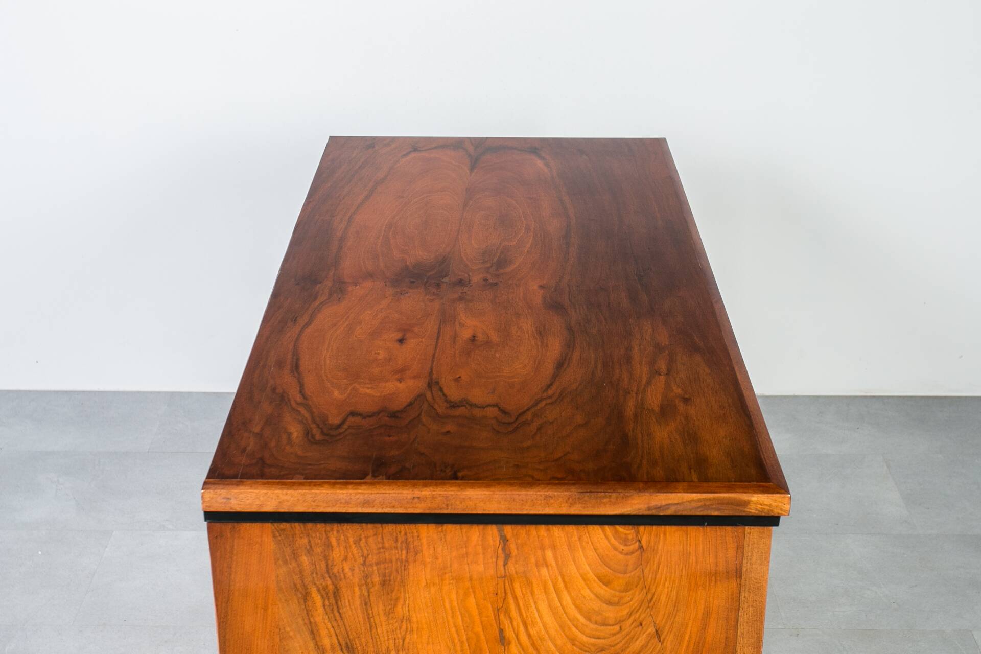 Commode allemande en noyer du XIXe siècle – Entièrement restaurée, vernis à l'ancienne