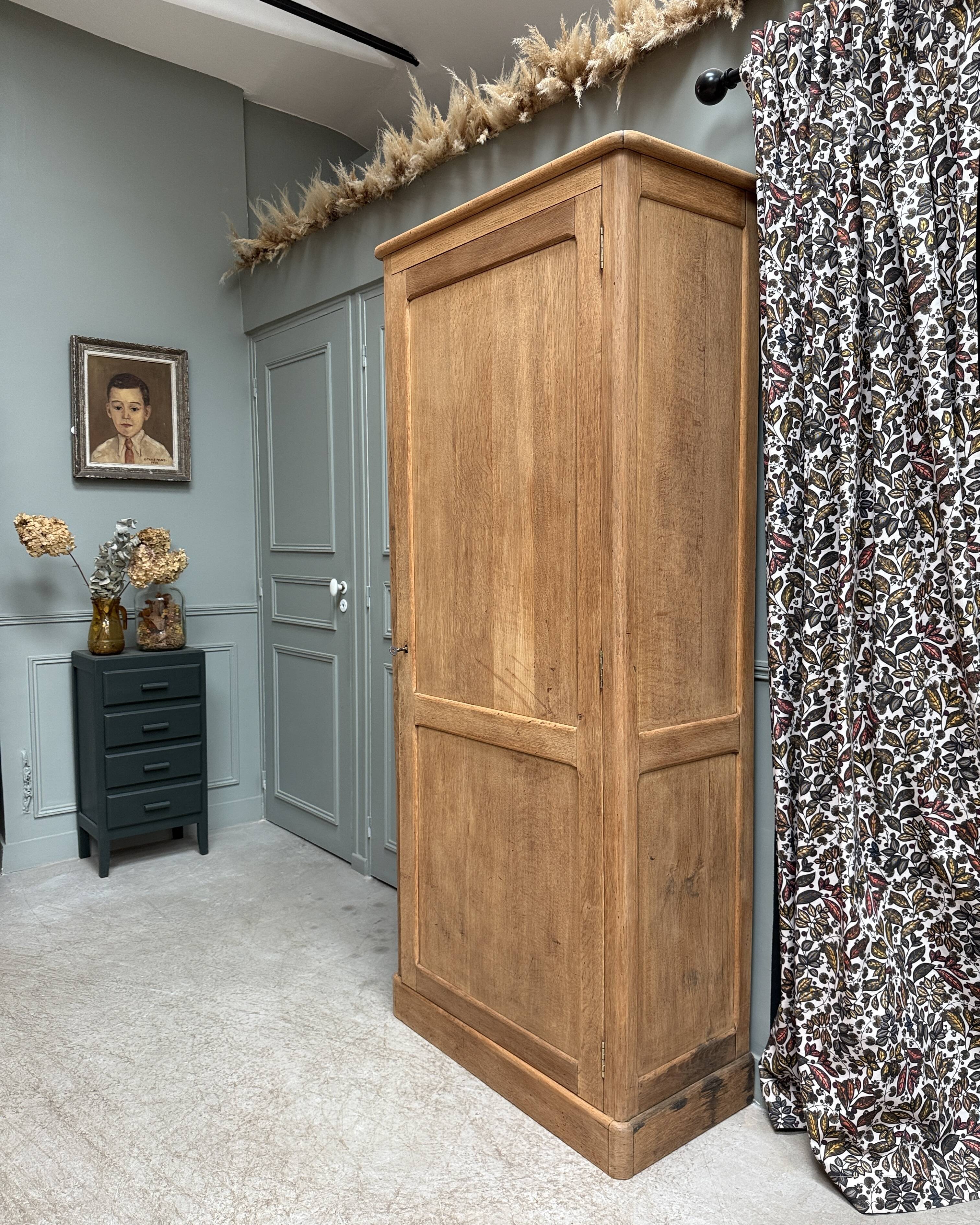 Large oak bonnetière (renovated)