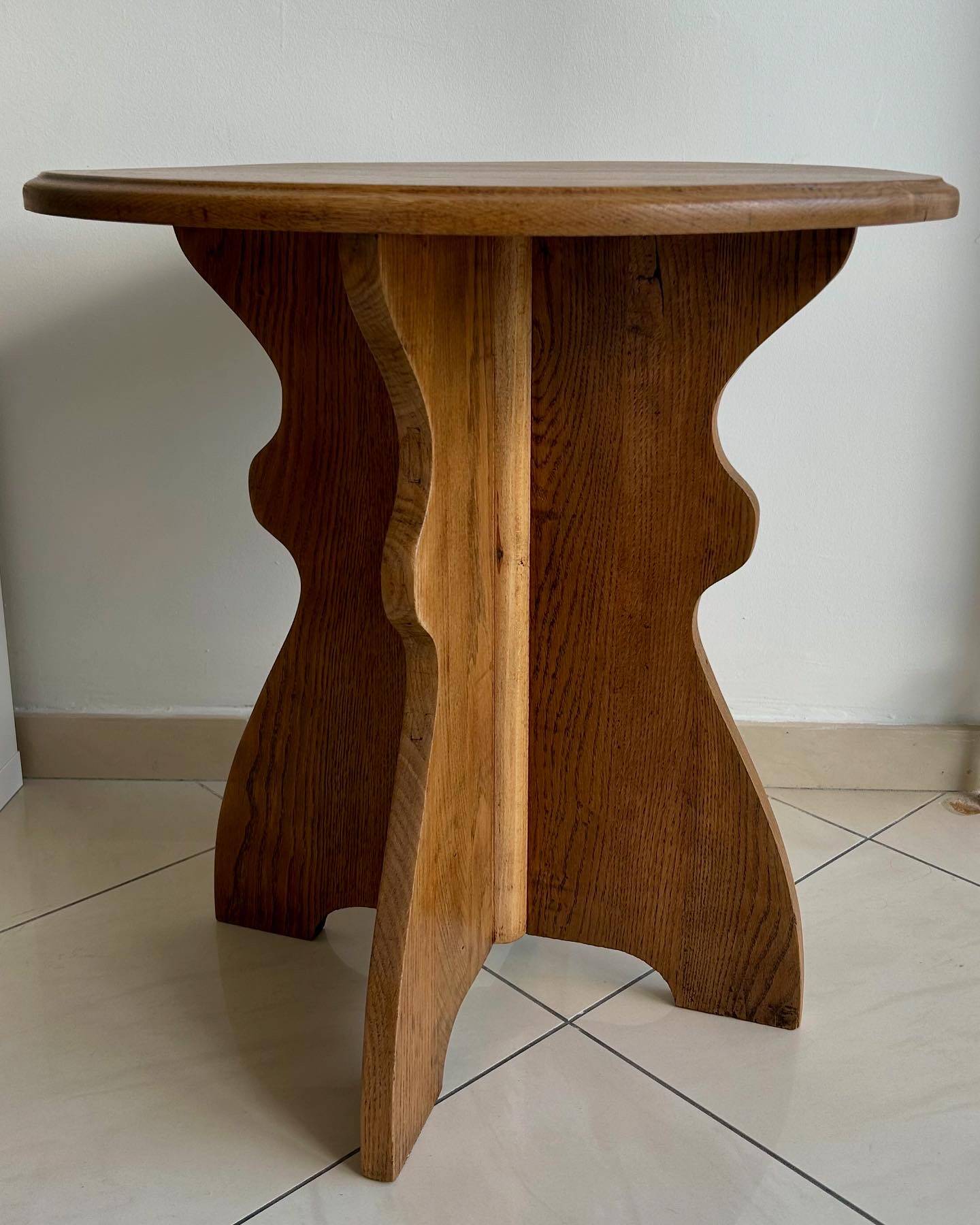 Table d'appoint en chêne massif avec pied ondulé