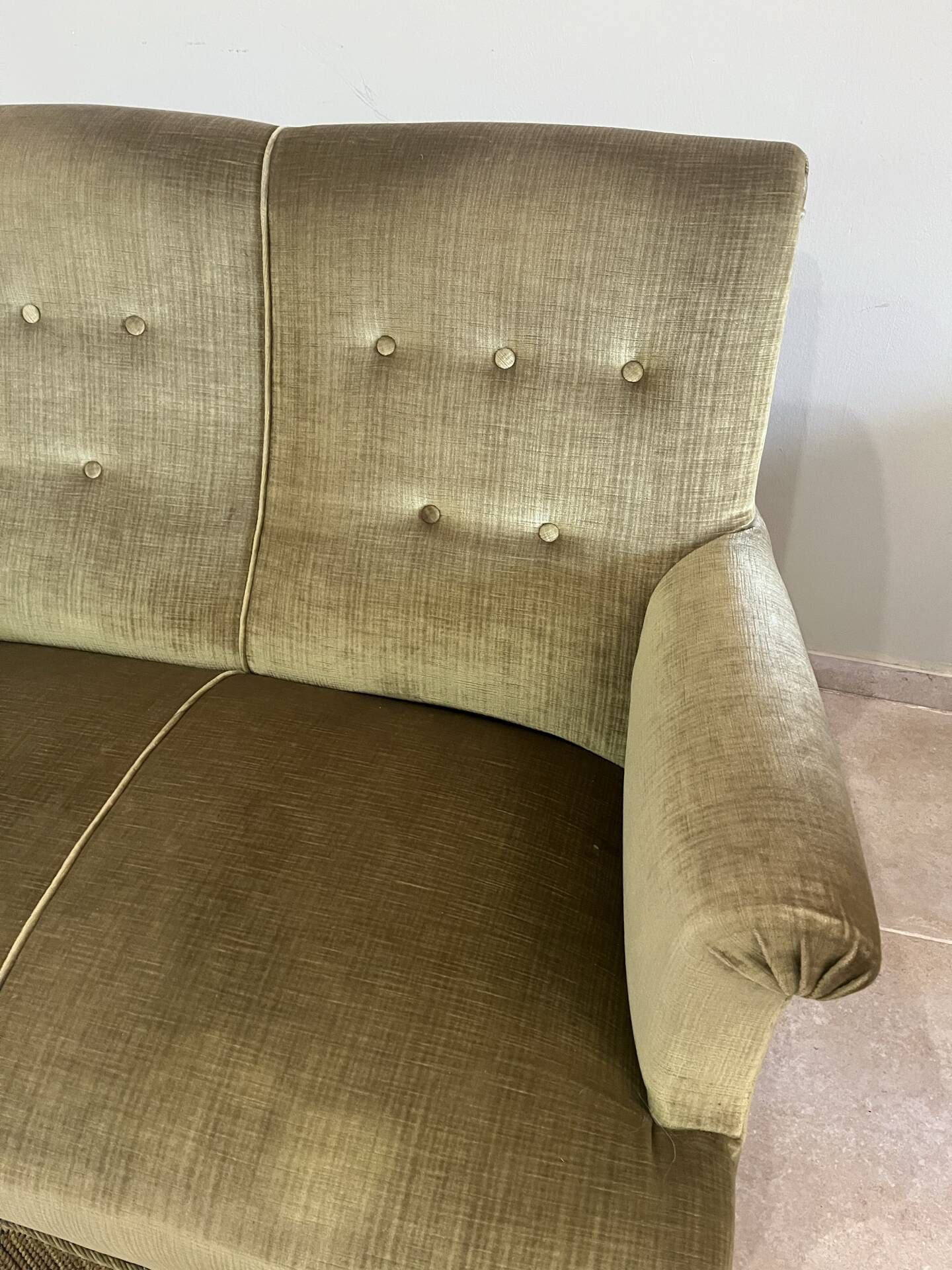 canapé crapaud double vintage en tissu vert olive et passementerie 