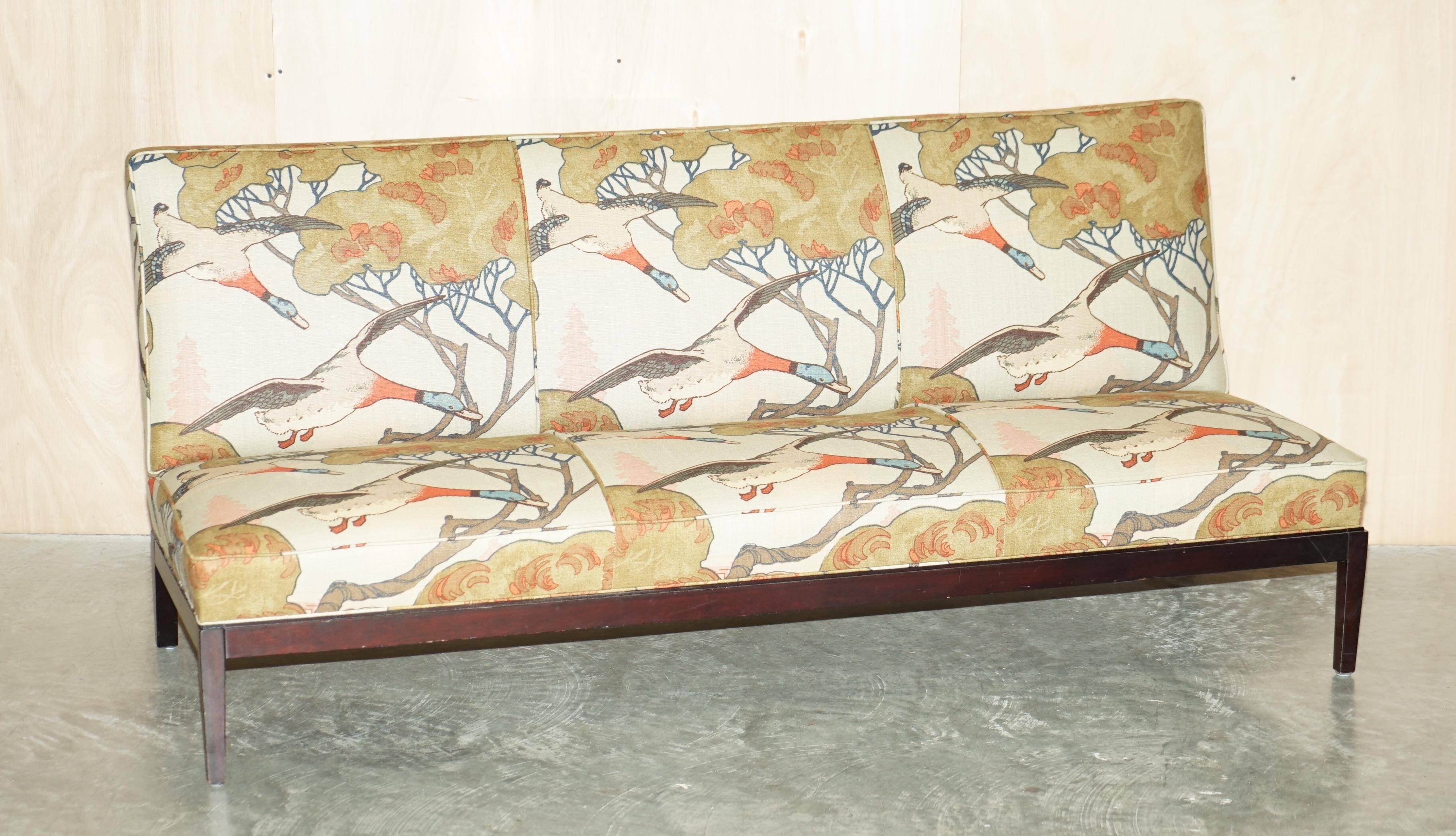 Three-seater canapé George Smith Norris restored in Mulberry linen.