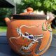 Théière japonaise décorative ancienne en terre cuite tons orangés, à décor de dragon émaillé multico