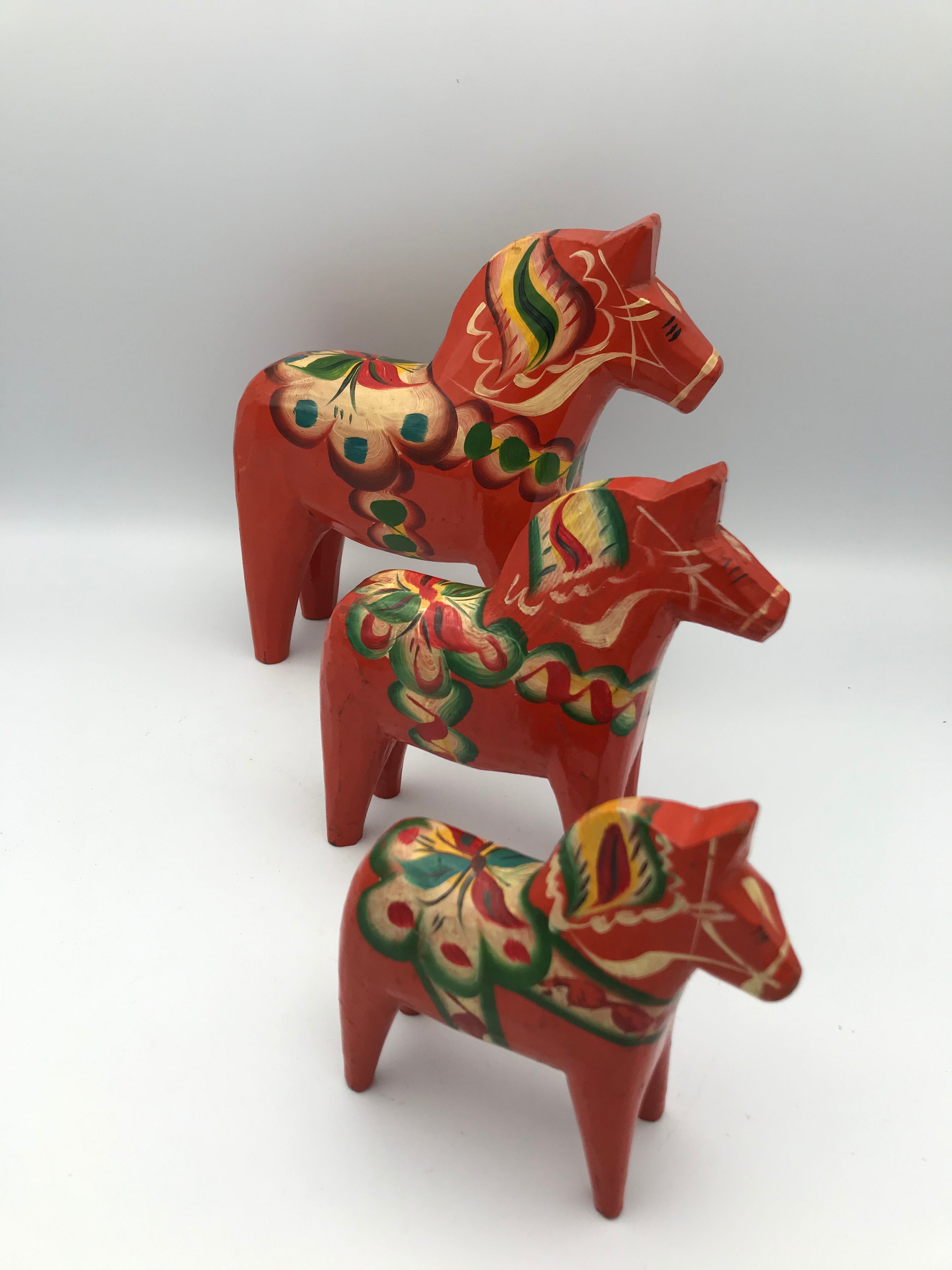 Set of 3 wooden dalecarlie horses