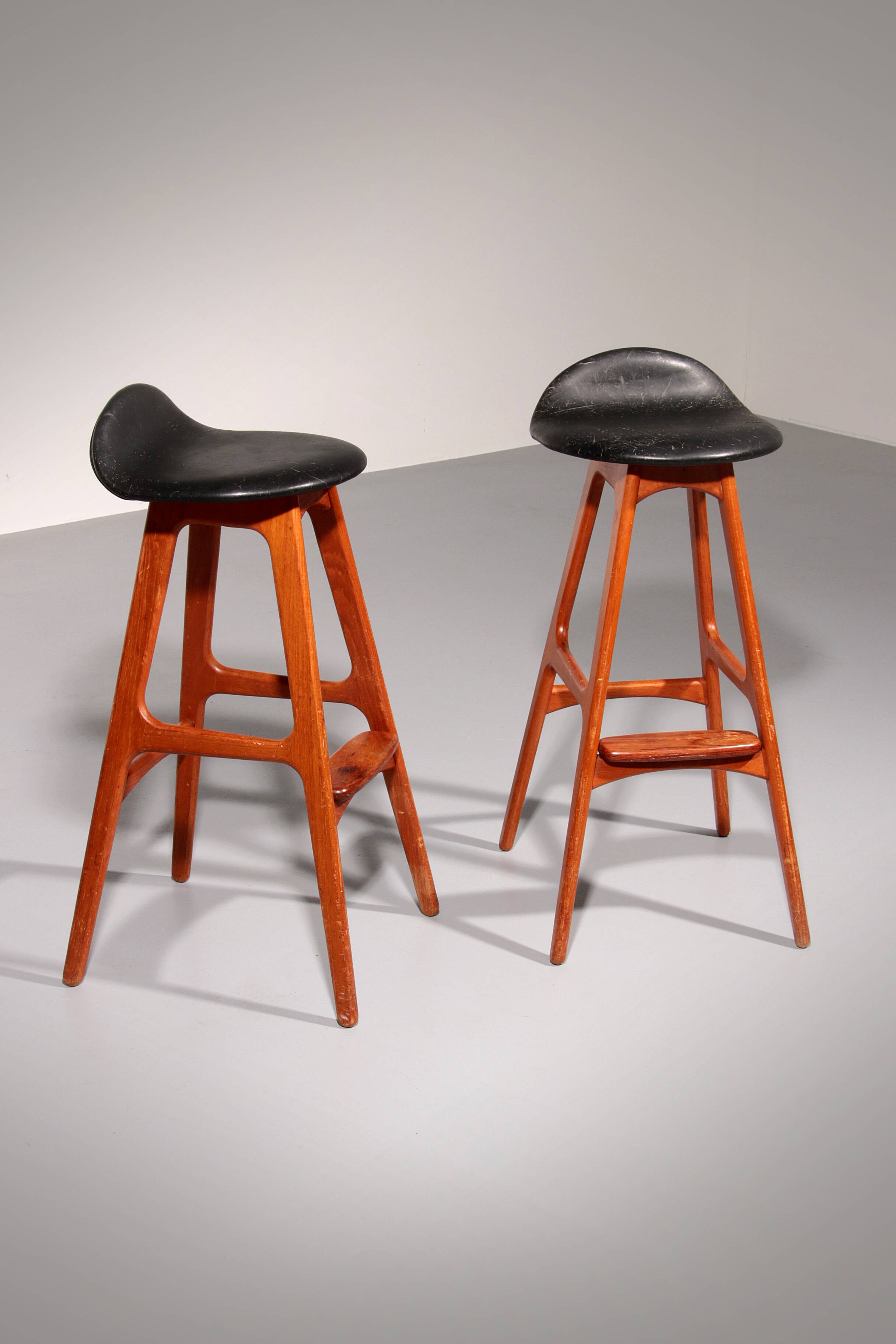 Design bar stool in wood and black leather by Erik Buch 1960