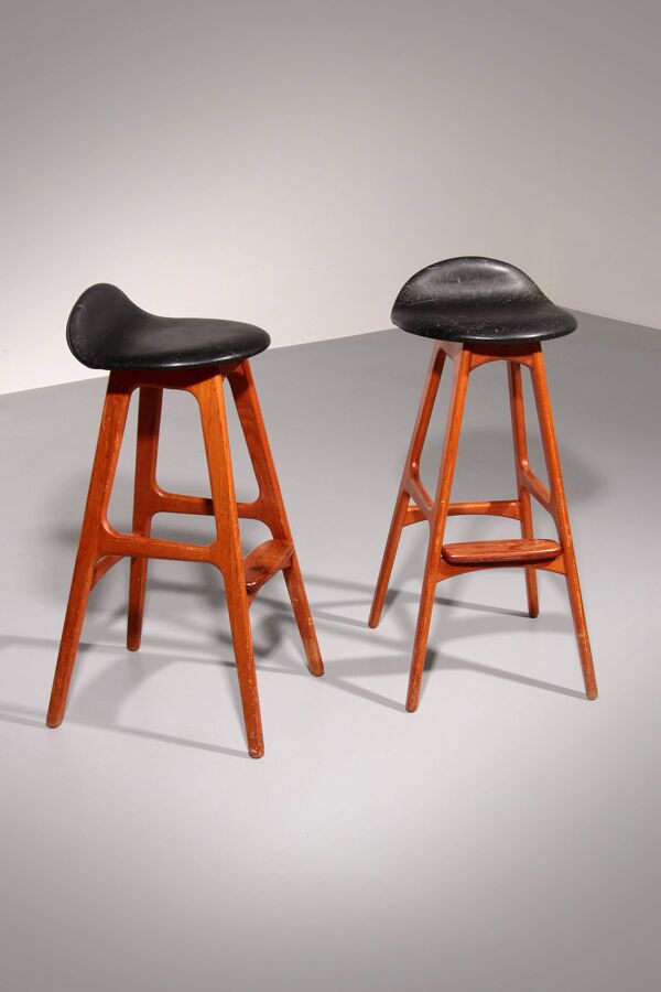 Tabouret de bar design en bois et cuir noir par Erik Buch 1960