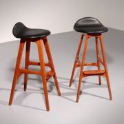 Tabouret de bar design en bois et cuir noir par Erik Buch 1960