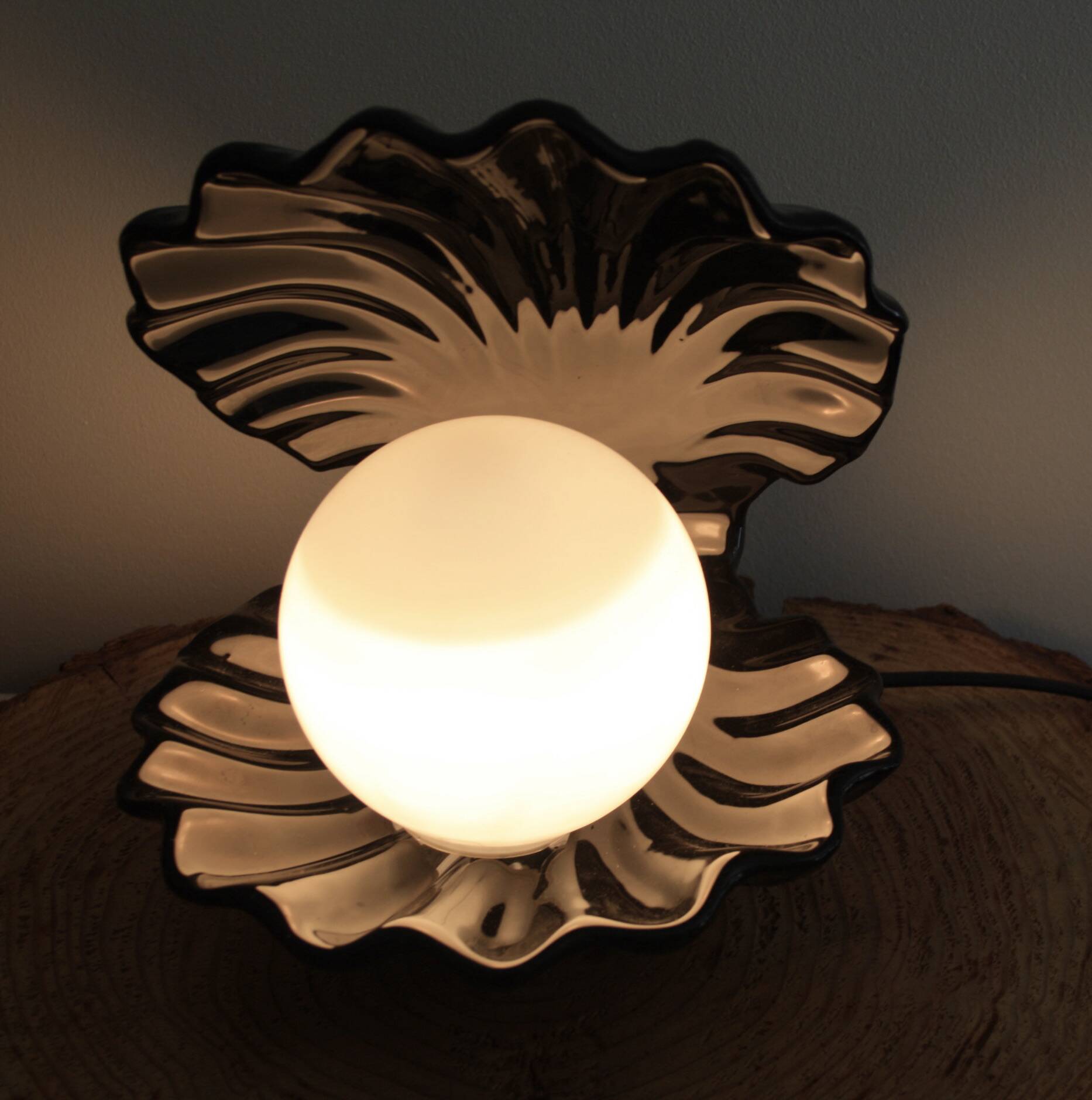 Shell lamp in ceramic and opaline