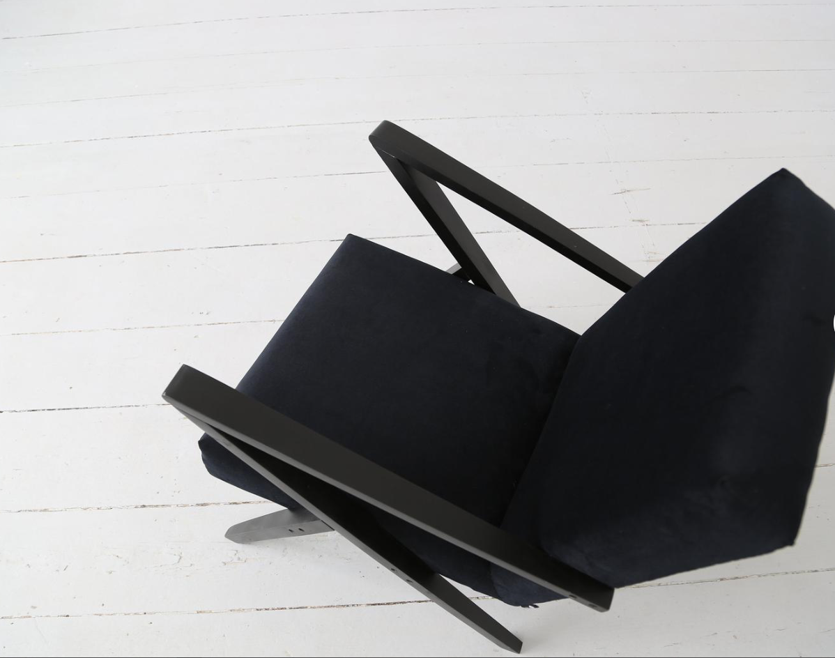 Fauteuil polonais original du milieu du siècle des années 60 en velours noir et cadre en bois noir