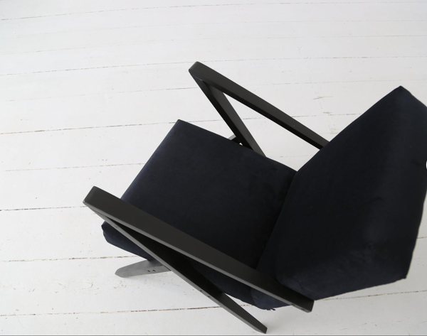 Fauteuil polonais original du milieu du siècle des années 60 en velours noir et cadre en bois noir