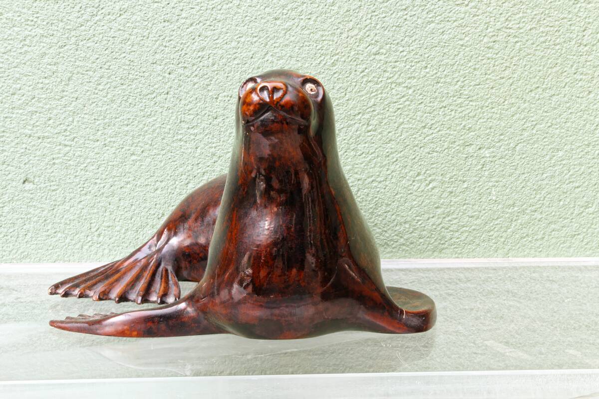 Phoque en bois tendre, patine acajou