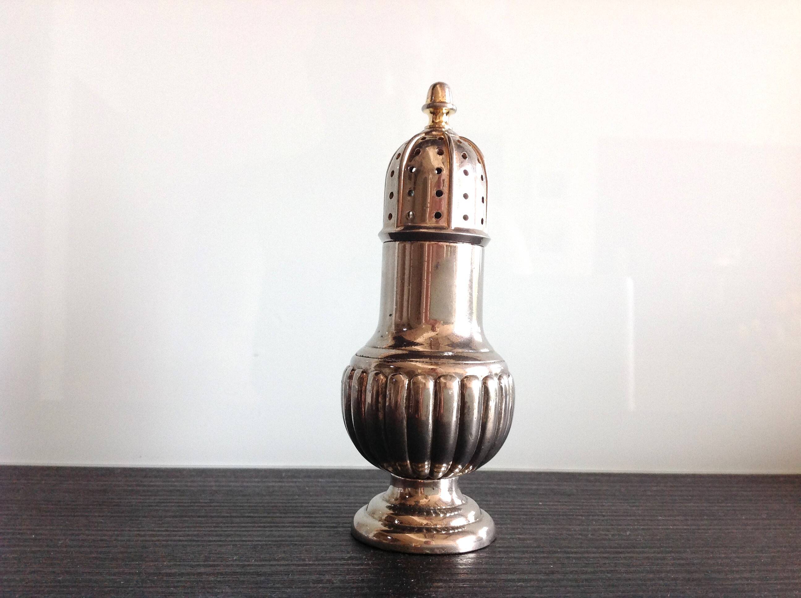 Silver metal salt shaker / 60s-70s
