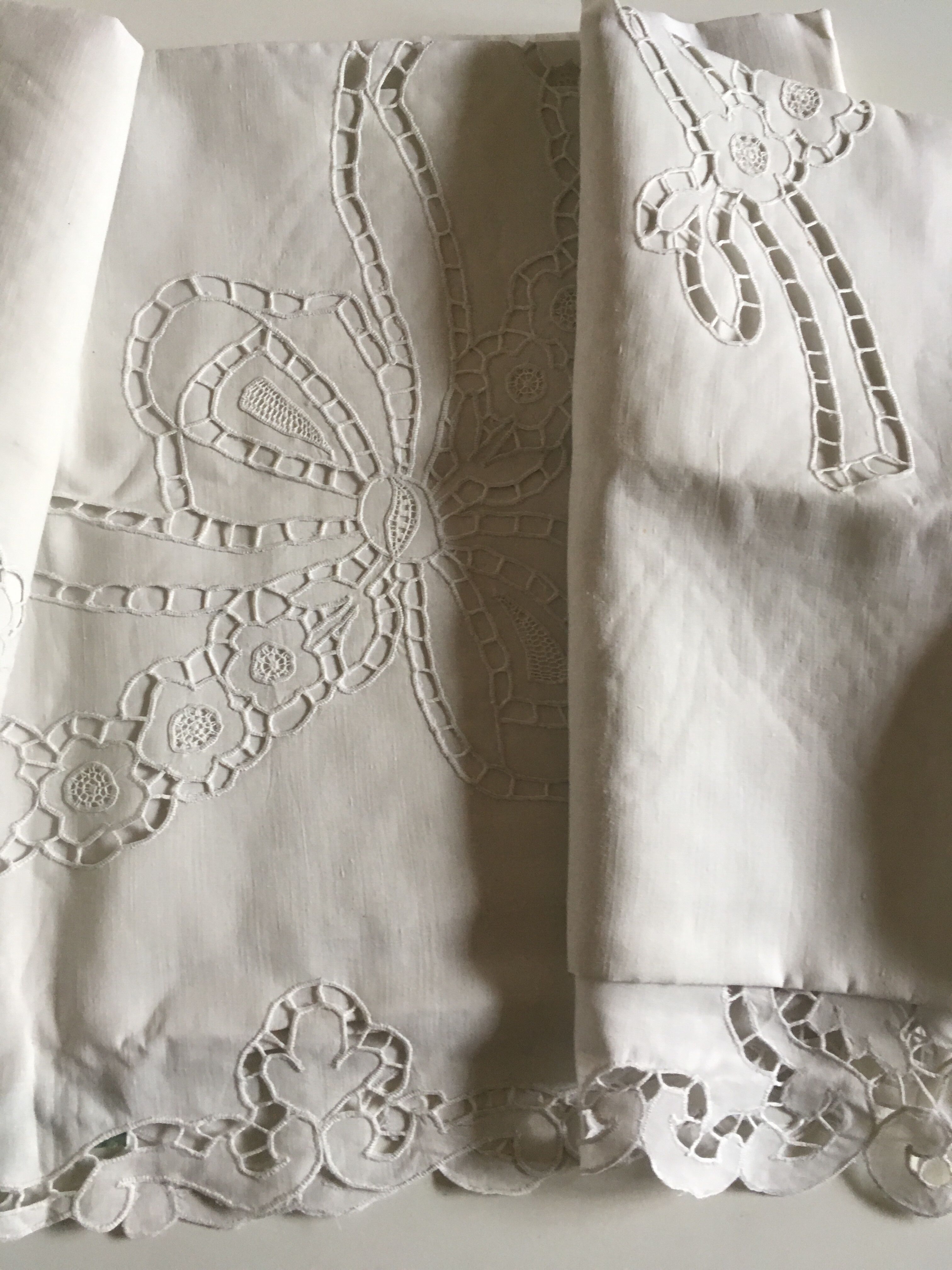 Sheet and pillowcases embroidered linen Richelieu old Castle