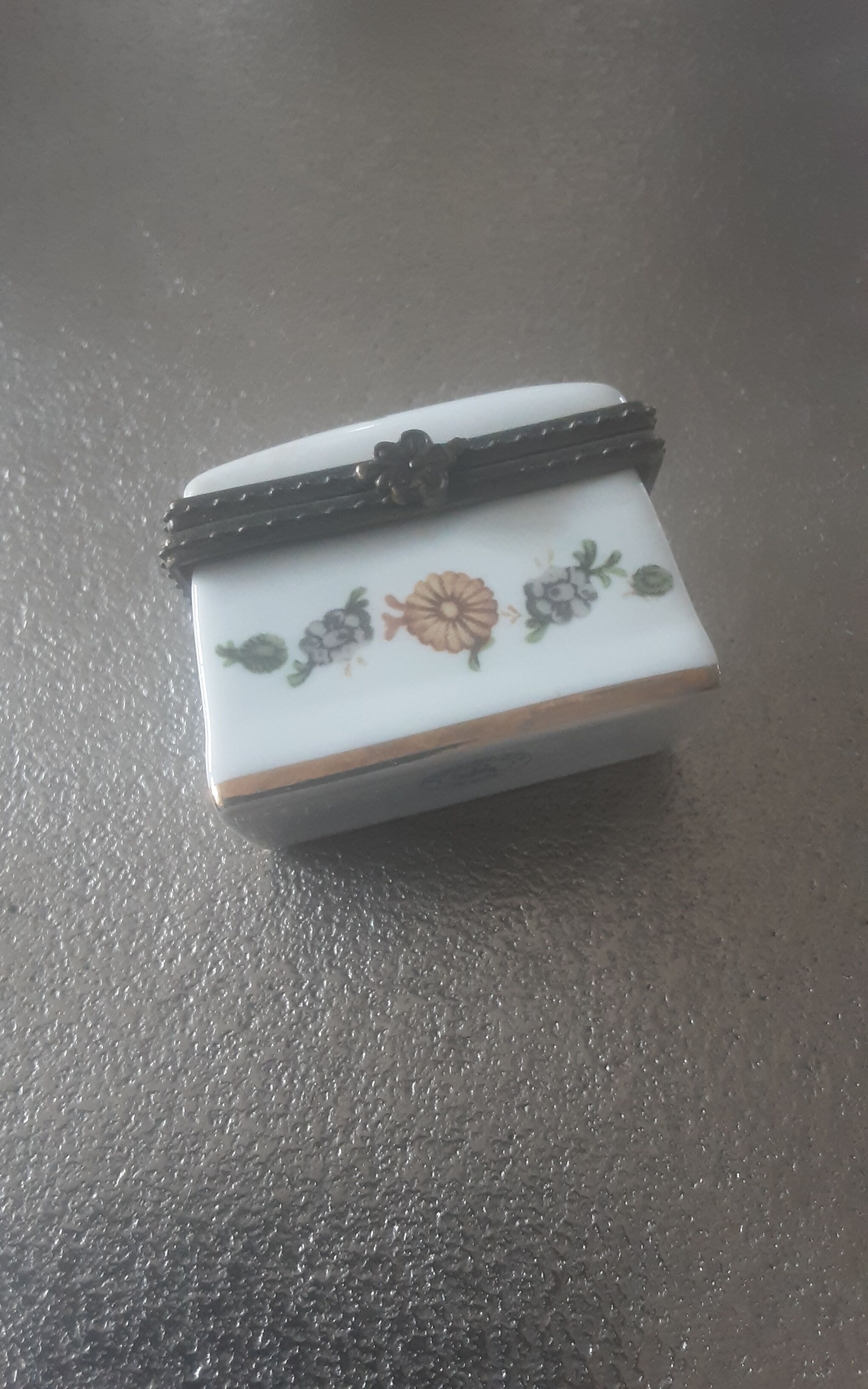 Lot 2 porcelain boxes Art