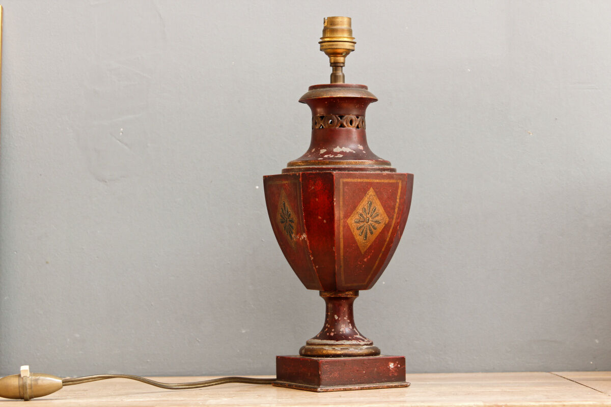 Pied de lampe en tôle peinte