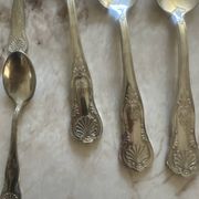 Household lot of silver-plated metal.