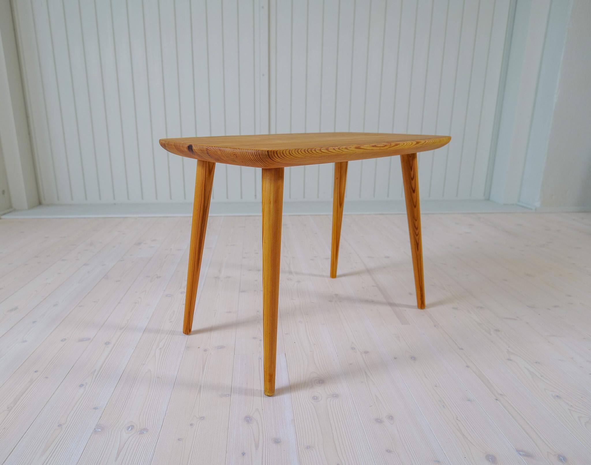 Table basse moderne du milieu du siècle en pin Suède 1940s
