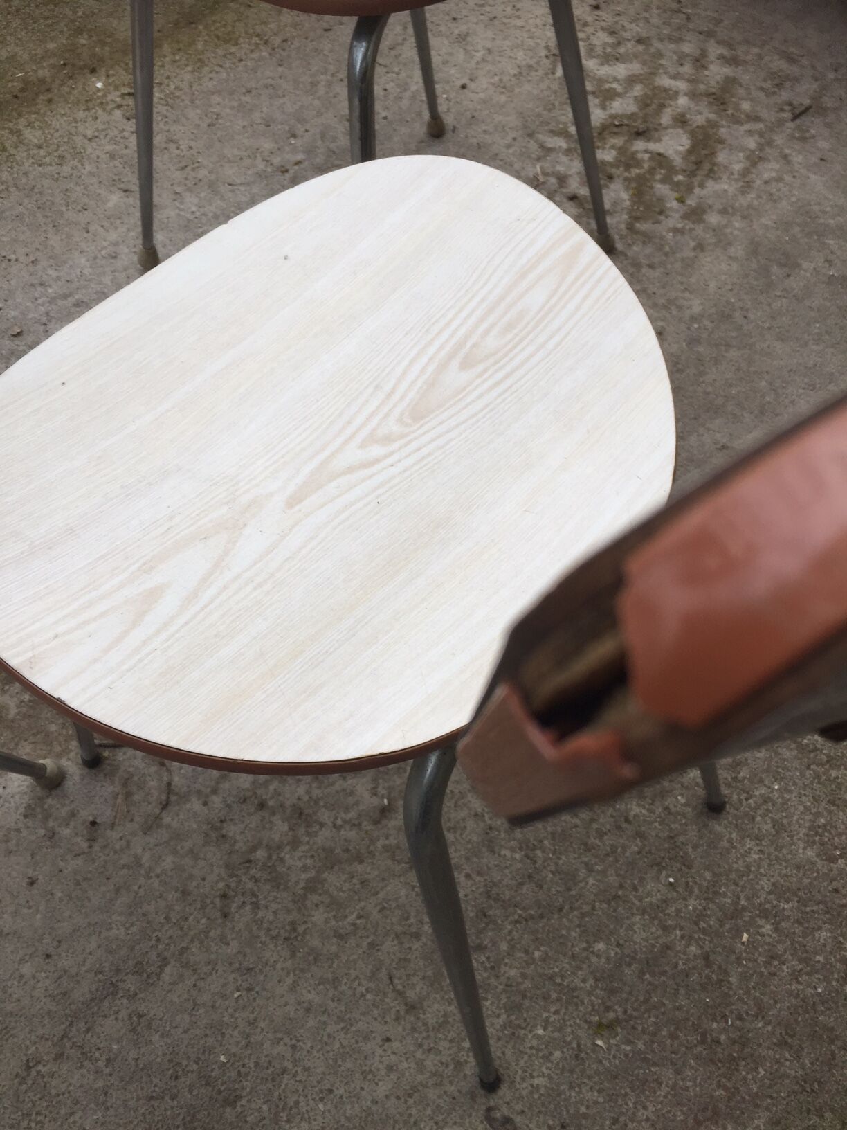 Lot of 4 white chairs