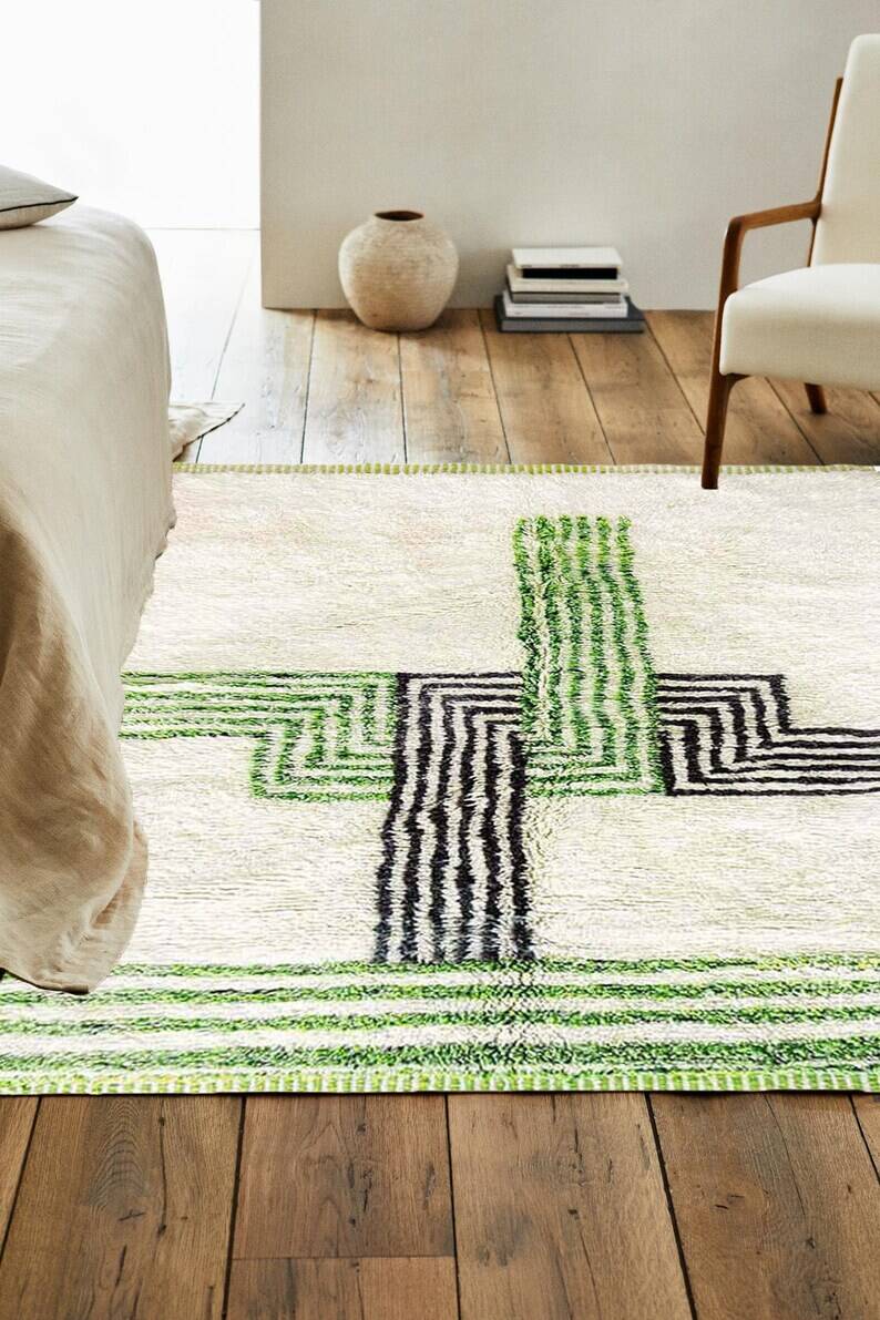 Off-white Moroccan rug with geometric patterns, 250cm x 150cm