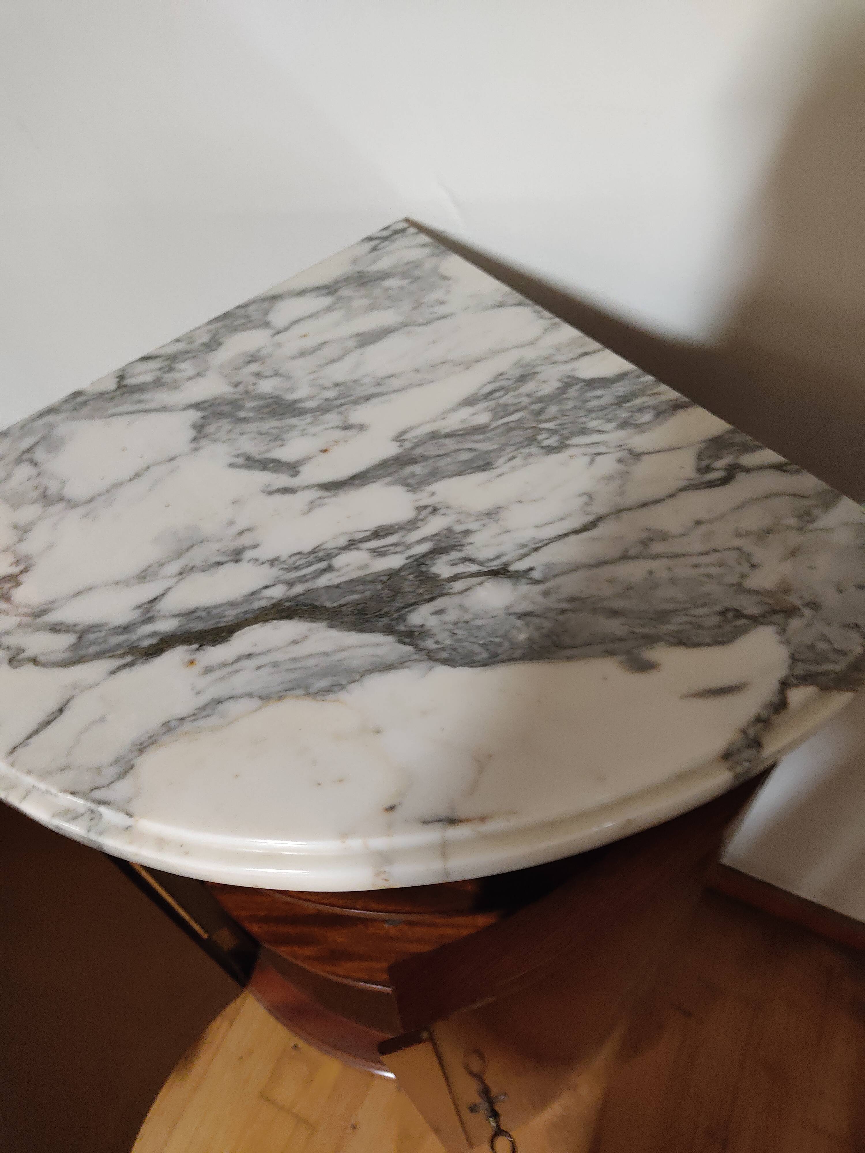 Mahogany notch with marble