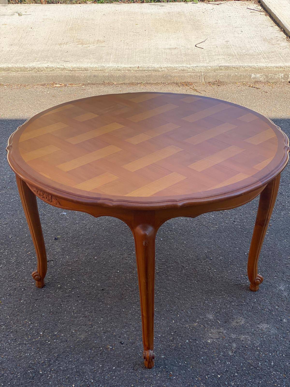 Louis XV oval extendable round table in solid wood and marquetry 160cm