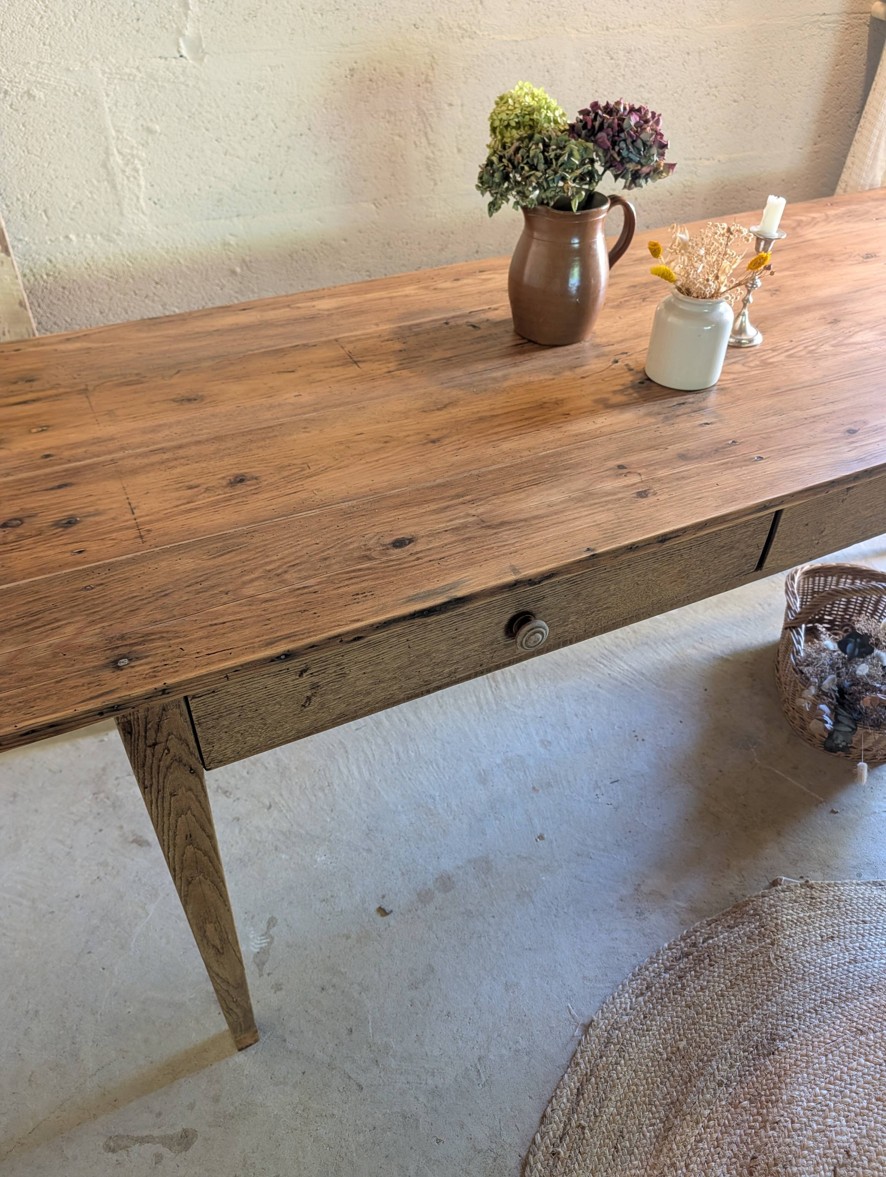 Ancienne table de ferme rénovée