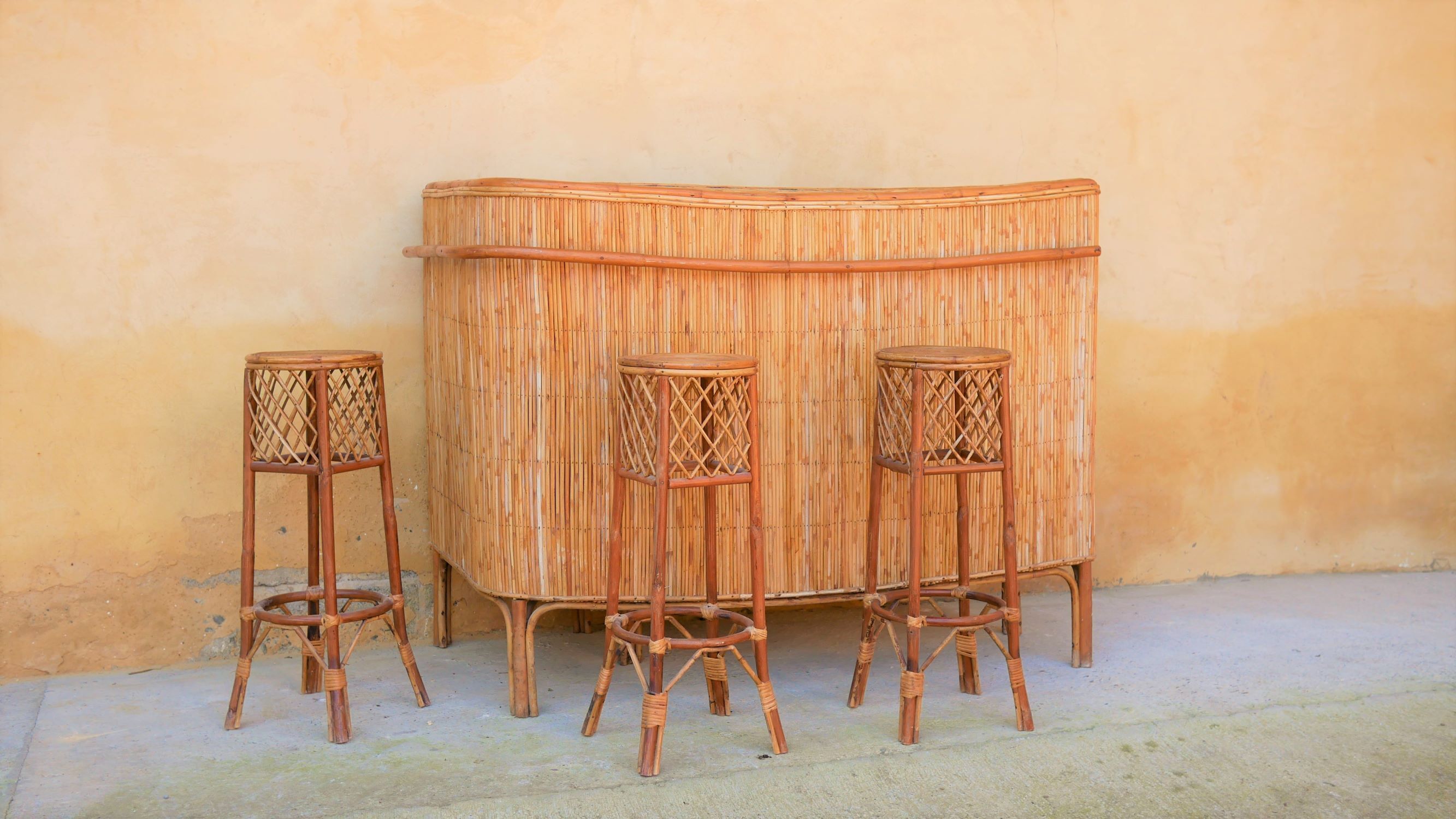 Rattan bar with 3 vintage stools