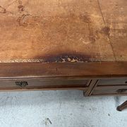 Bureau de style Louis XVI en bois de noyer Fin du XIX siècle