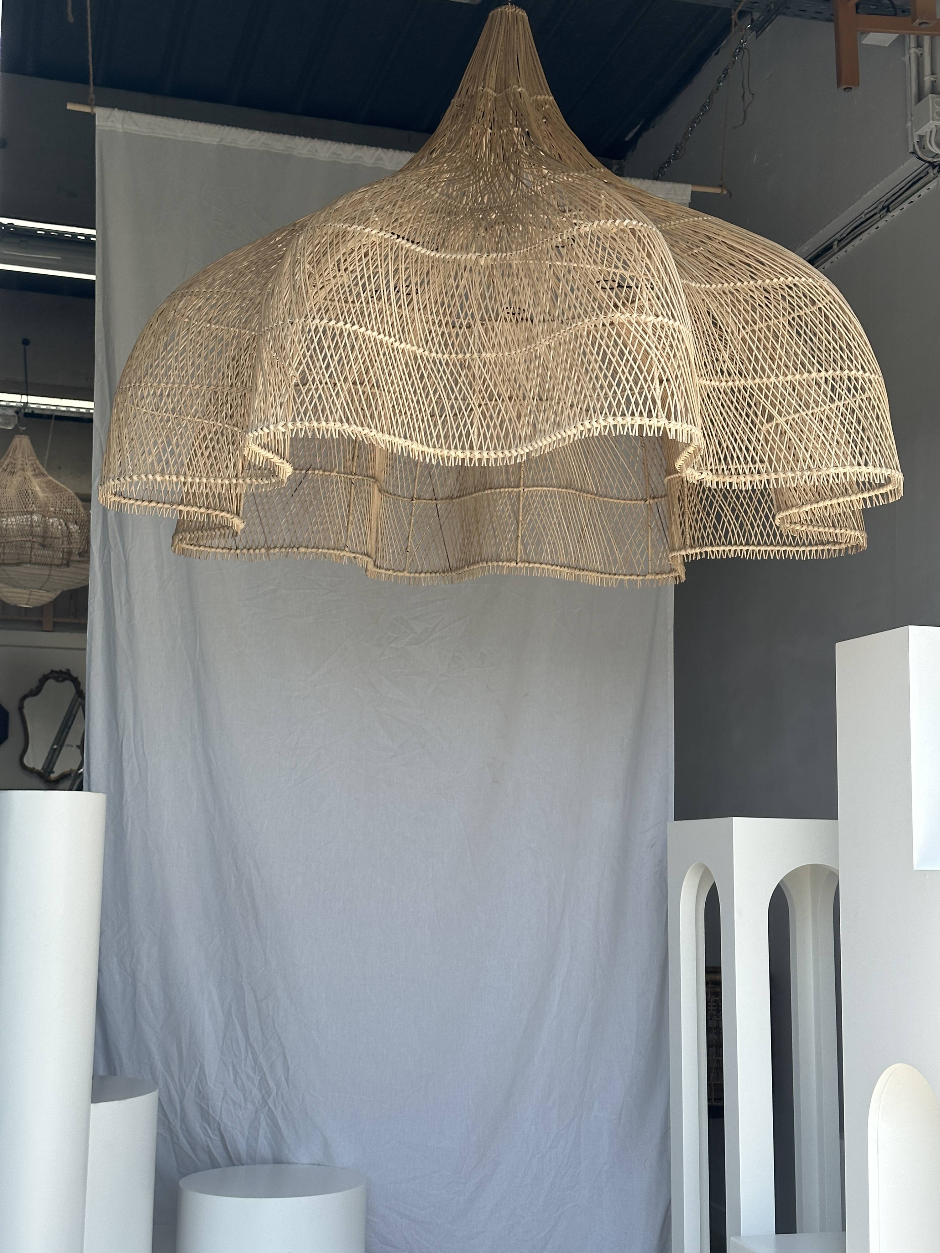 Immense rattan suspension in the shape of a flower, tulip, corolla H1m D1m50