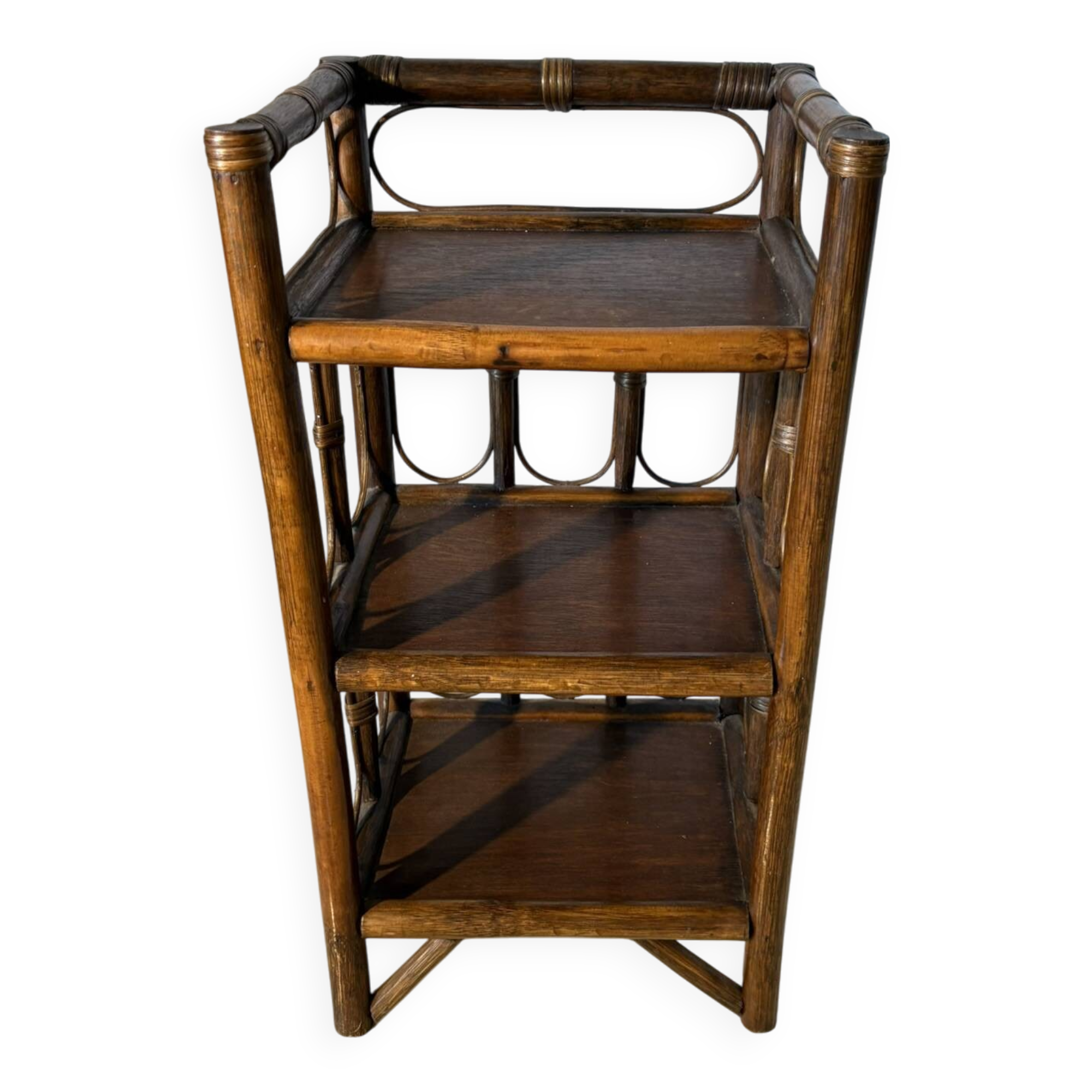 Étagère vintage en rotin et bois foncé à trois niveaux