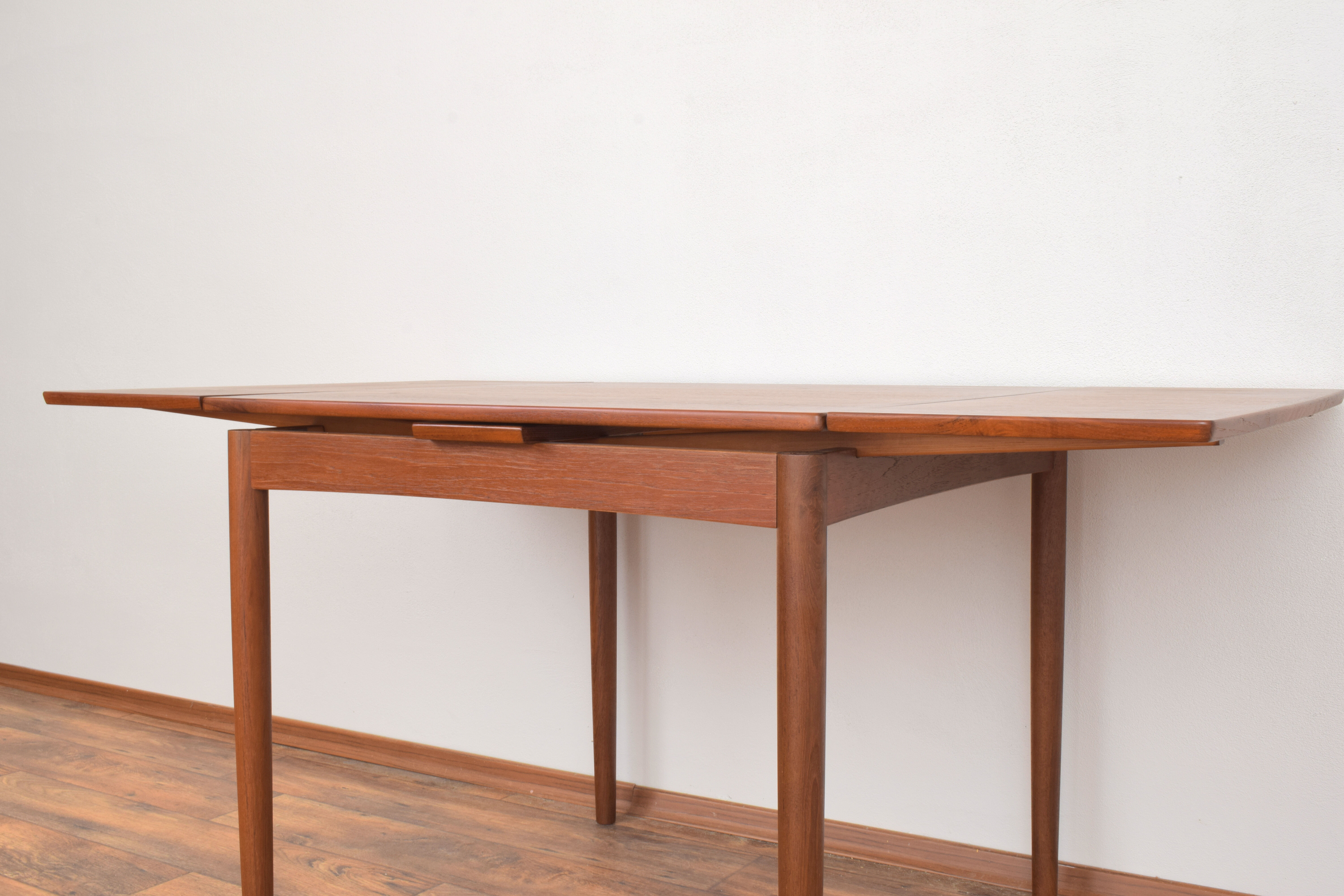 Mid-Century Danish Teak Extendable Dining Table from Hundevad & Co., 1960s.