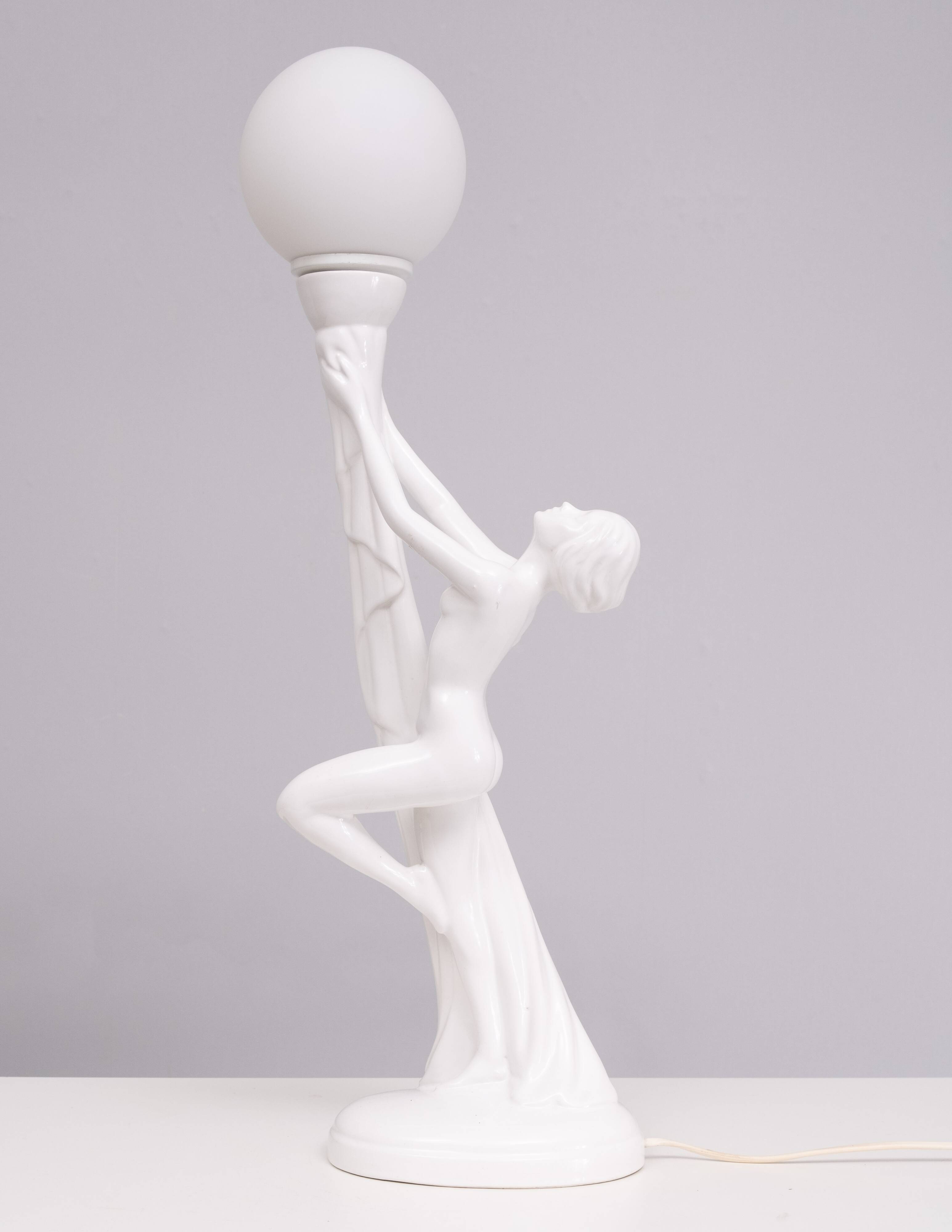 Lampe art déco femme nue en céramique blanche globe italie années 70