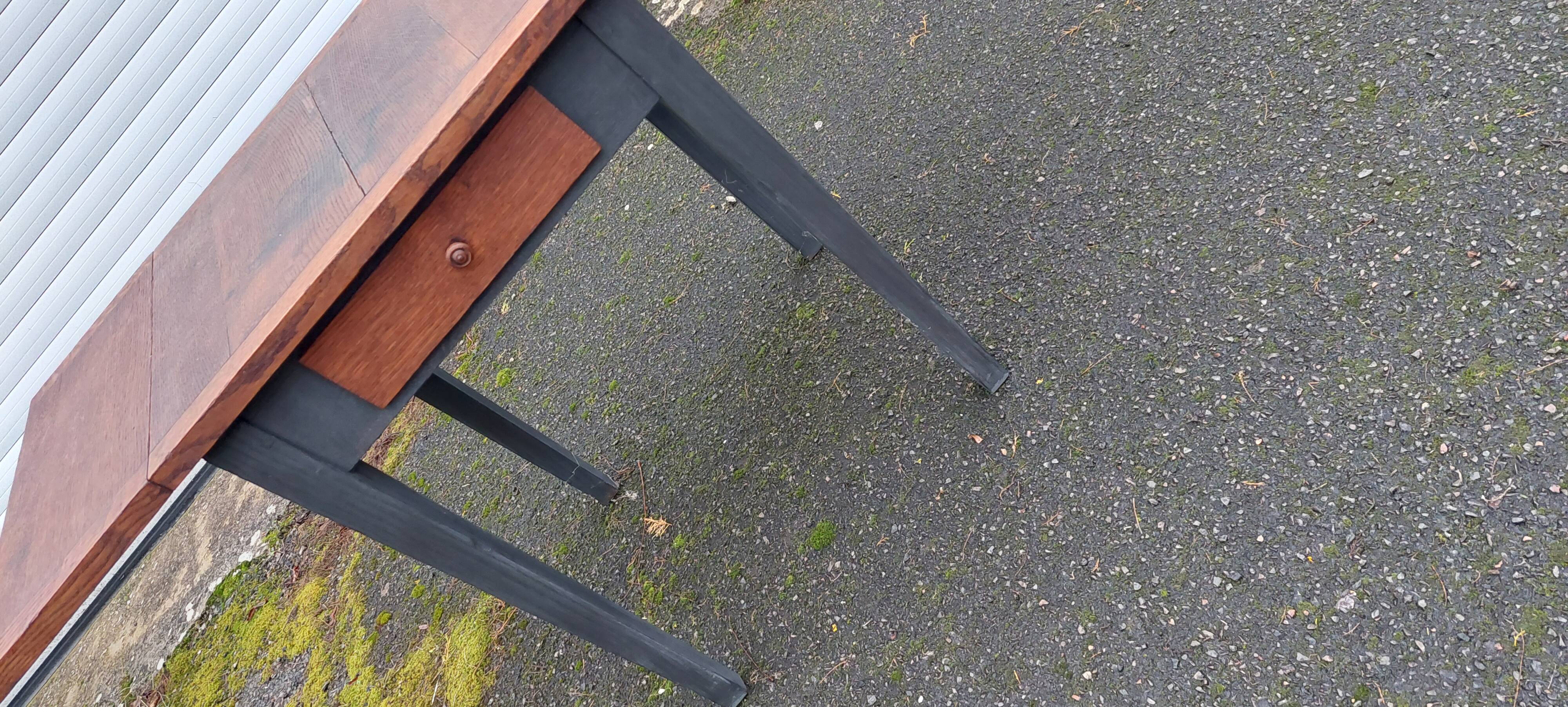 Drop-leaf table with oak top