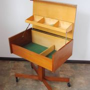 Un petit cabinet sur roulettes, des années 1960.
