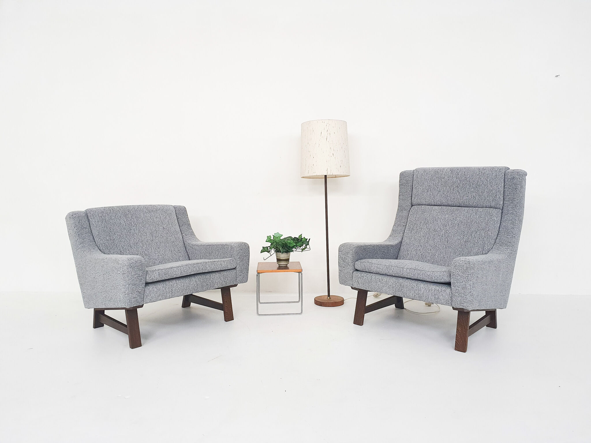 Set of two Dutch design lounge chairs with wenge feet