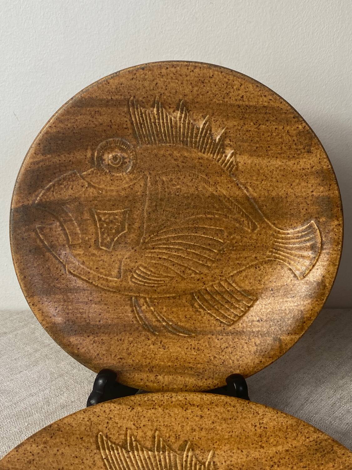 Six flat fish plates in Chantilly wood-effect ceramic