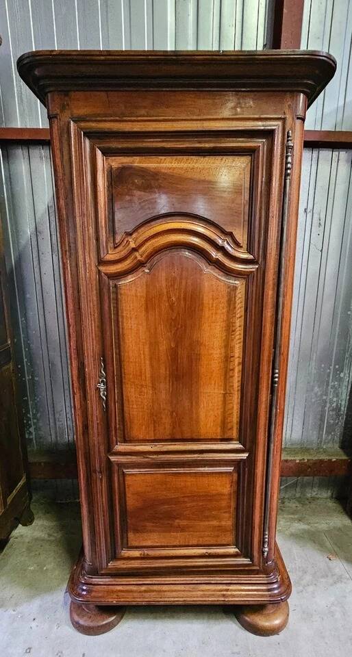 Louis XIII bonnetière wardrobe in solid walnut – 18th century period